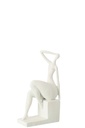 Dame assise sur un carré en résine